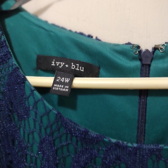 Vintage-Inspired Sleeveless Lace Navy and Green Dress - Picture 3 of 5